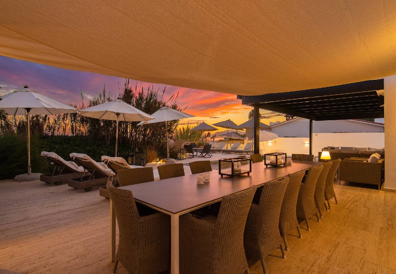 Villa in Marbella - Spectacular Frontline Costabella Villa with Private Spa 