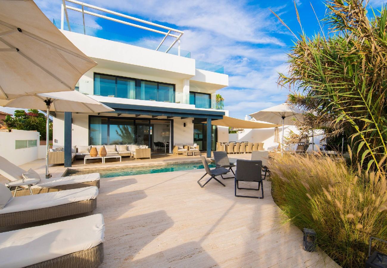 Villa in Marbella - Spectacular Frontline Costabella Villa with Private Spa 