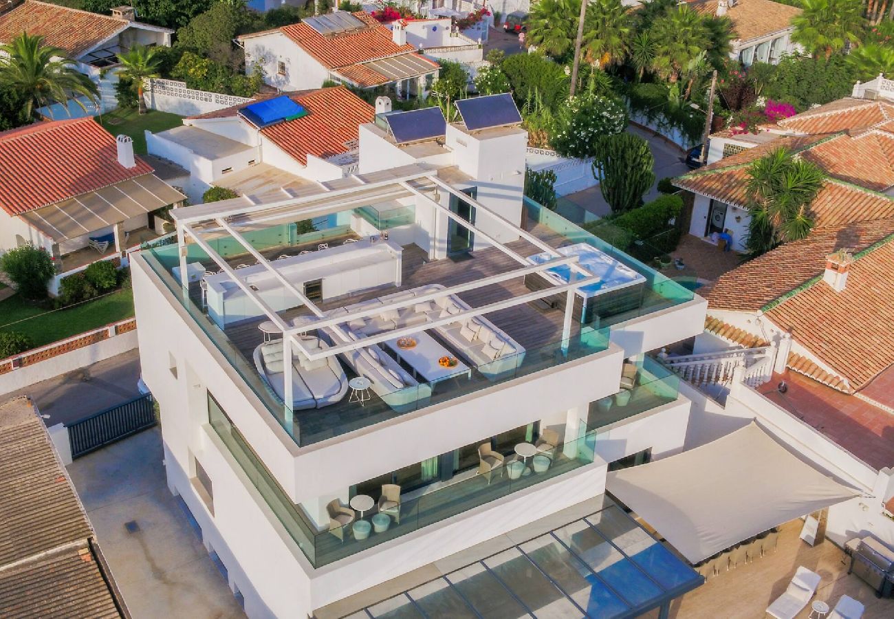 Villa in Marbella - Spectacular Frontline Costabella Villa with Private Spa 