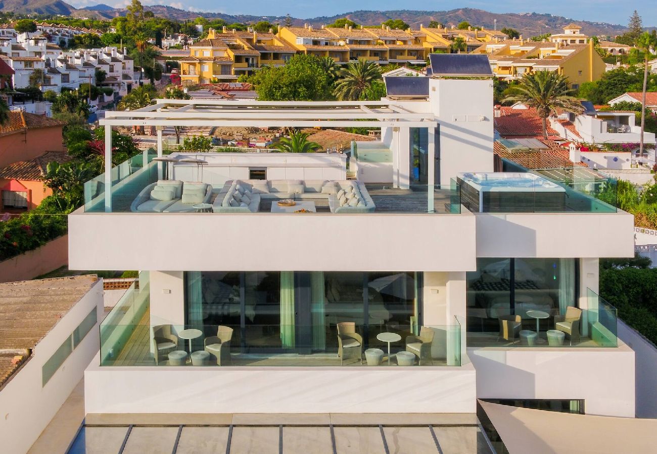 Villa in Marbella - Spectacular Frontline Costabella Villa with Private Spa 