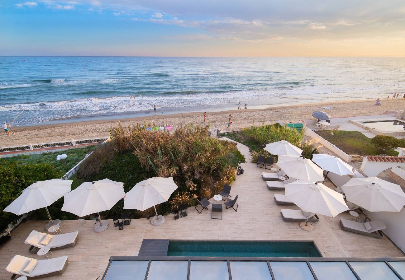 Villa in Marbella - Spectacular Frontline Costabella Villa with Private Spa 