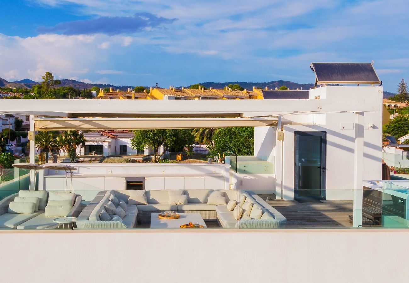 Villa in Marbella - Spectacular Frontline Costabella Villa with Private Spa 