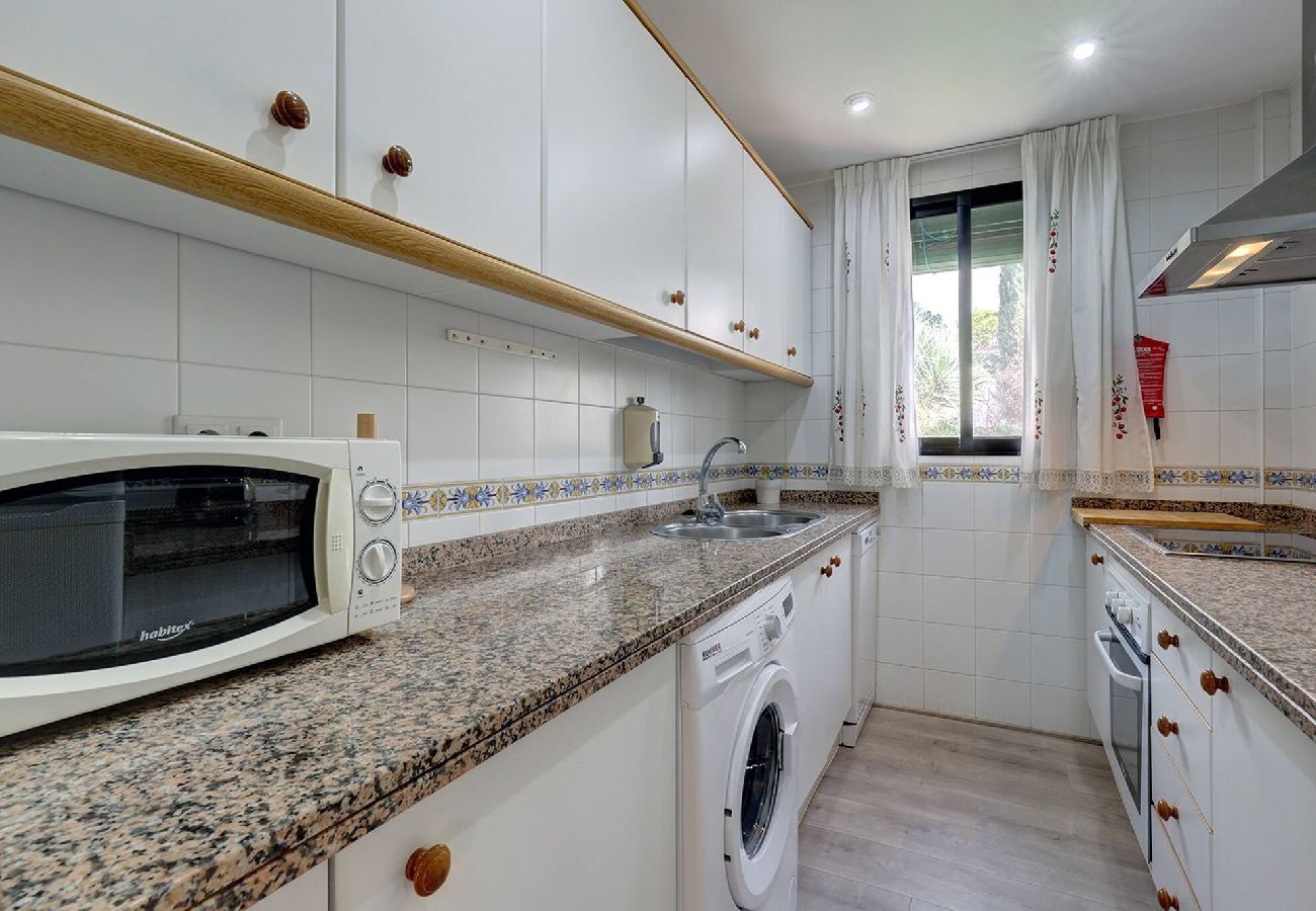 Apartment in Benalmádena - Pueblo Evita Club, Private 2 Bed Apt Near Beach 