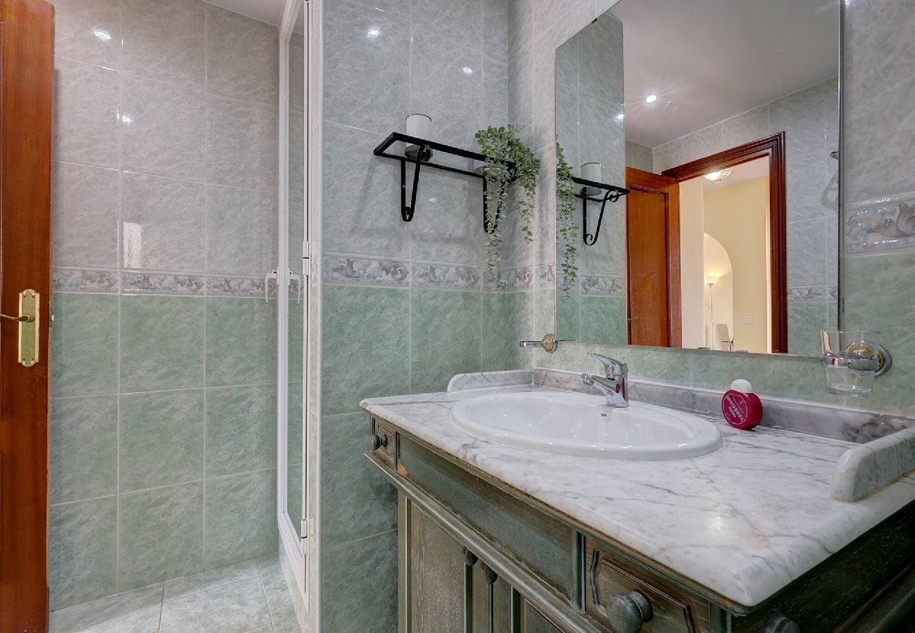 Apartment in Benalmádena - Pueblo Evita Club, Private 2 Bed Apt Near Beach 