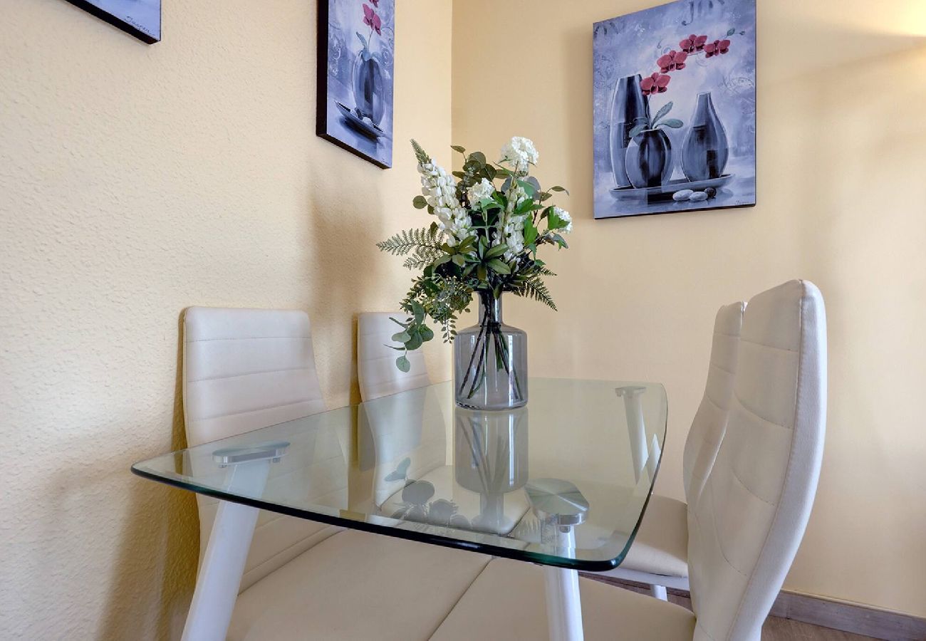 Apartment in Benalmádena - Pueblo Evita Club, Private 2 Bed Apt Near Beach 