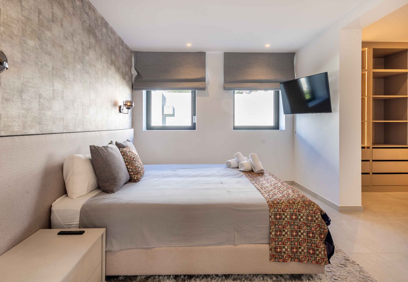 Villa in Marbella - Private Luxury Villa, Heated Pool & Sauna