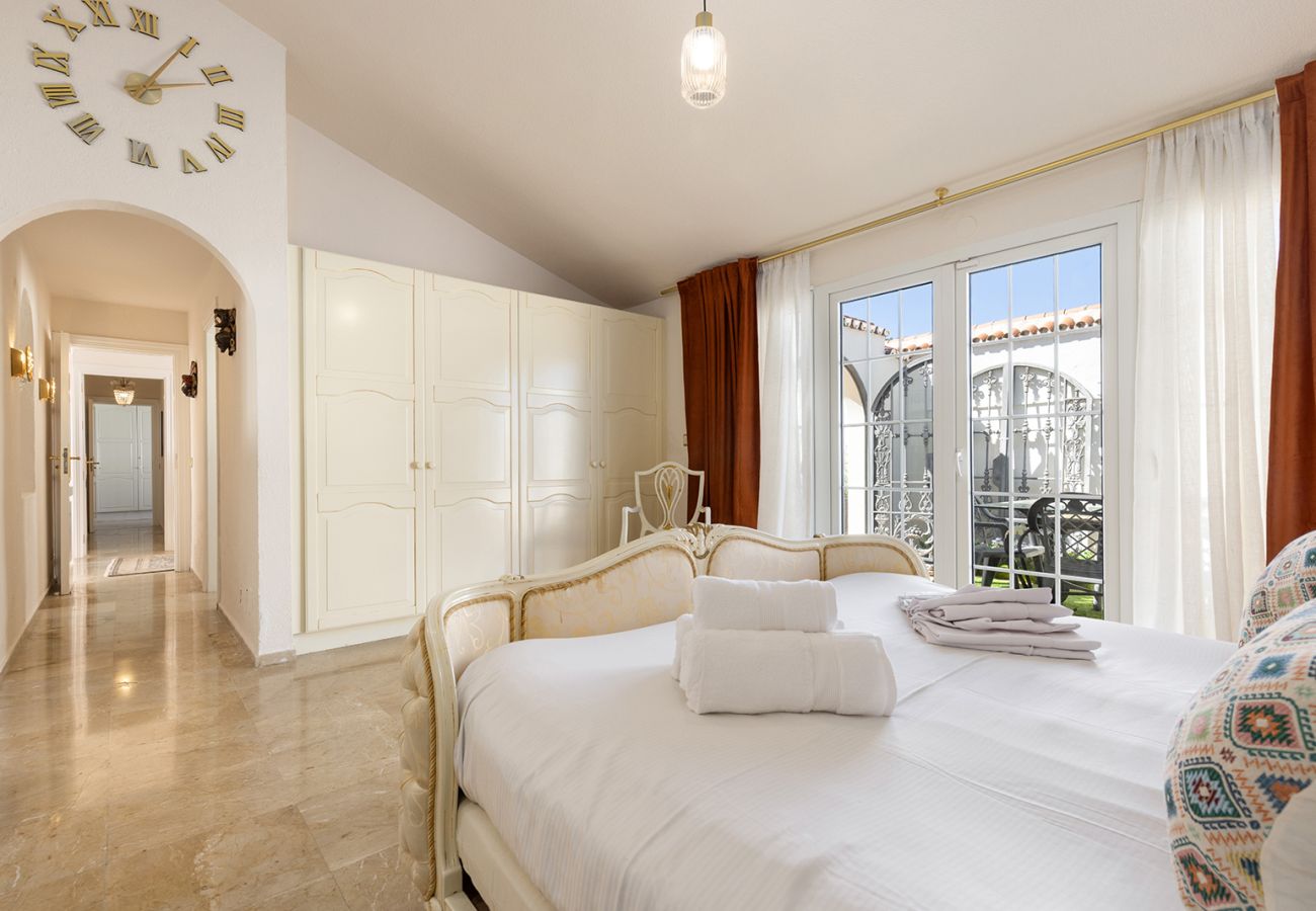 Villa in Mijas Costa - Sea Views Villa La Rosa 5 Bed 4 Bath & Heated Pool