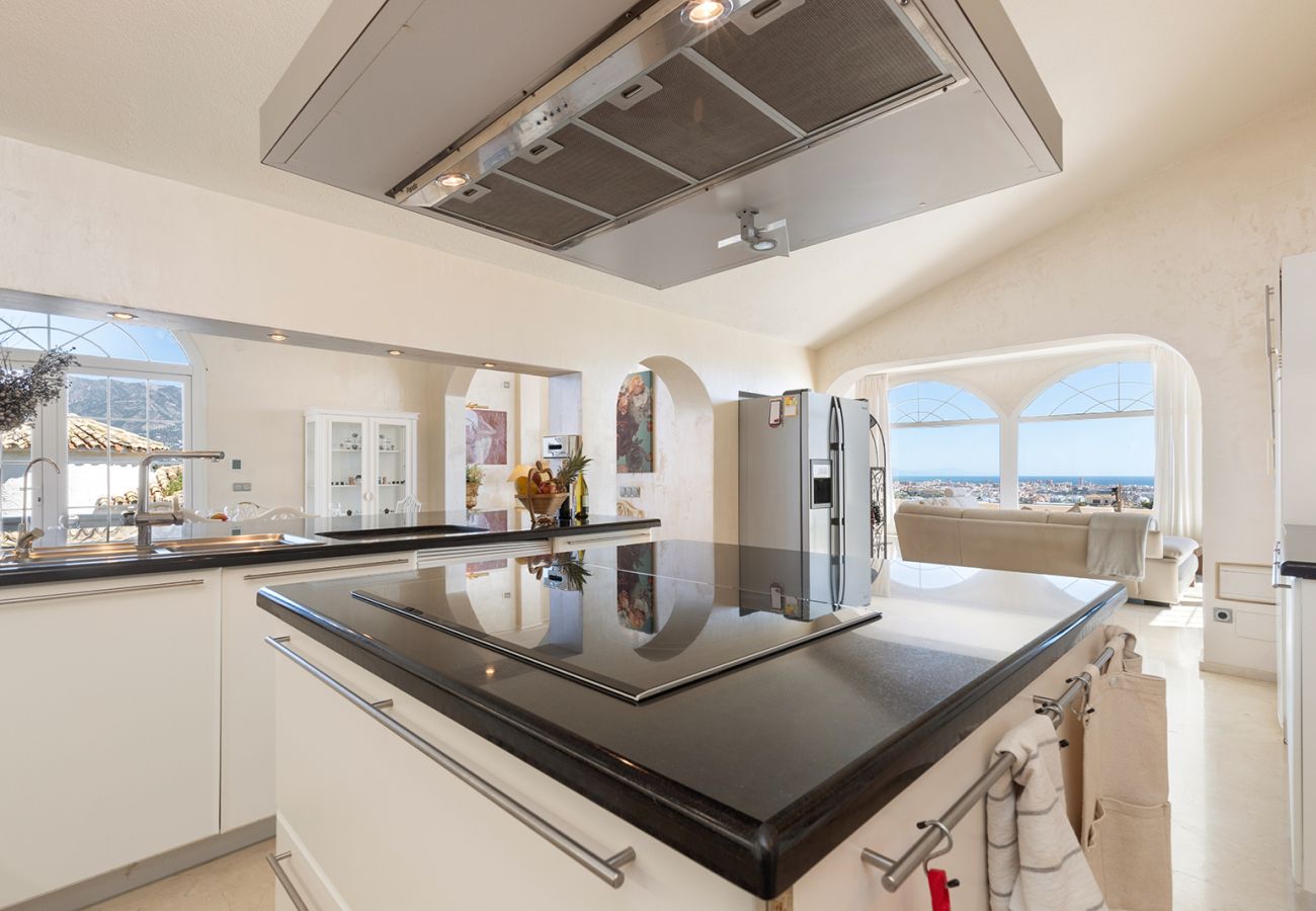 Villa in Mijas Costa - Sea Views Villa La Rosa 5 Bed 4 Bath & Heated Pool