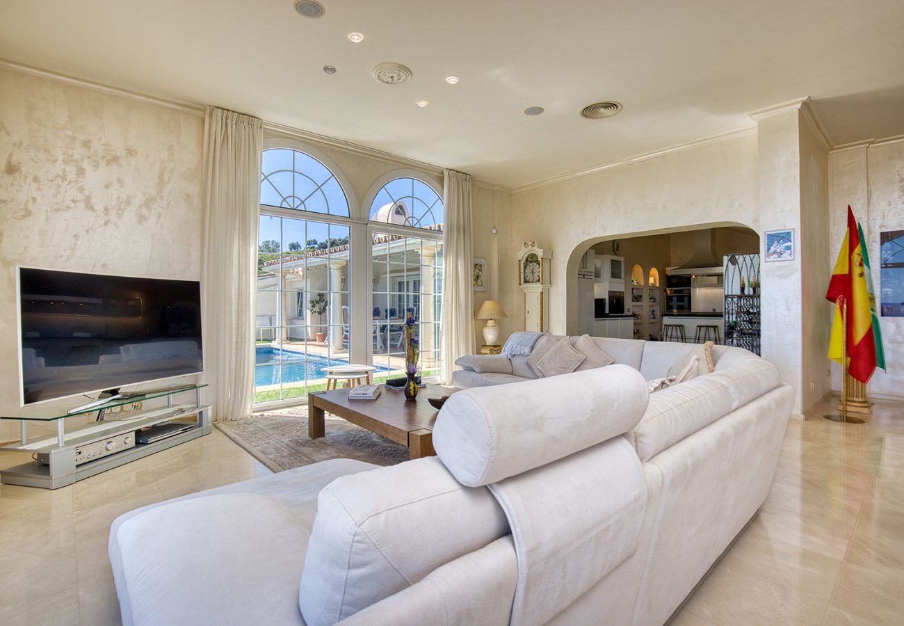 Villa in Mijas Costa - Sea Views Villa La Rosa 5 Bed 4 Bath & Heated Pool