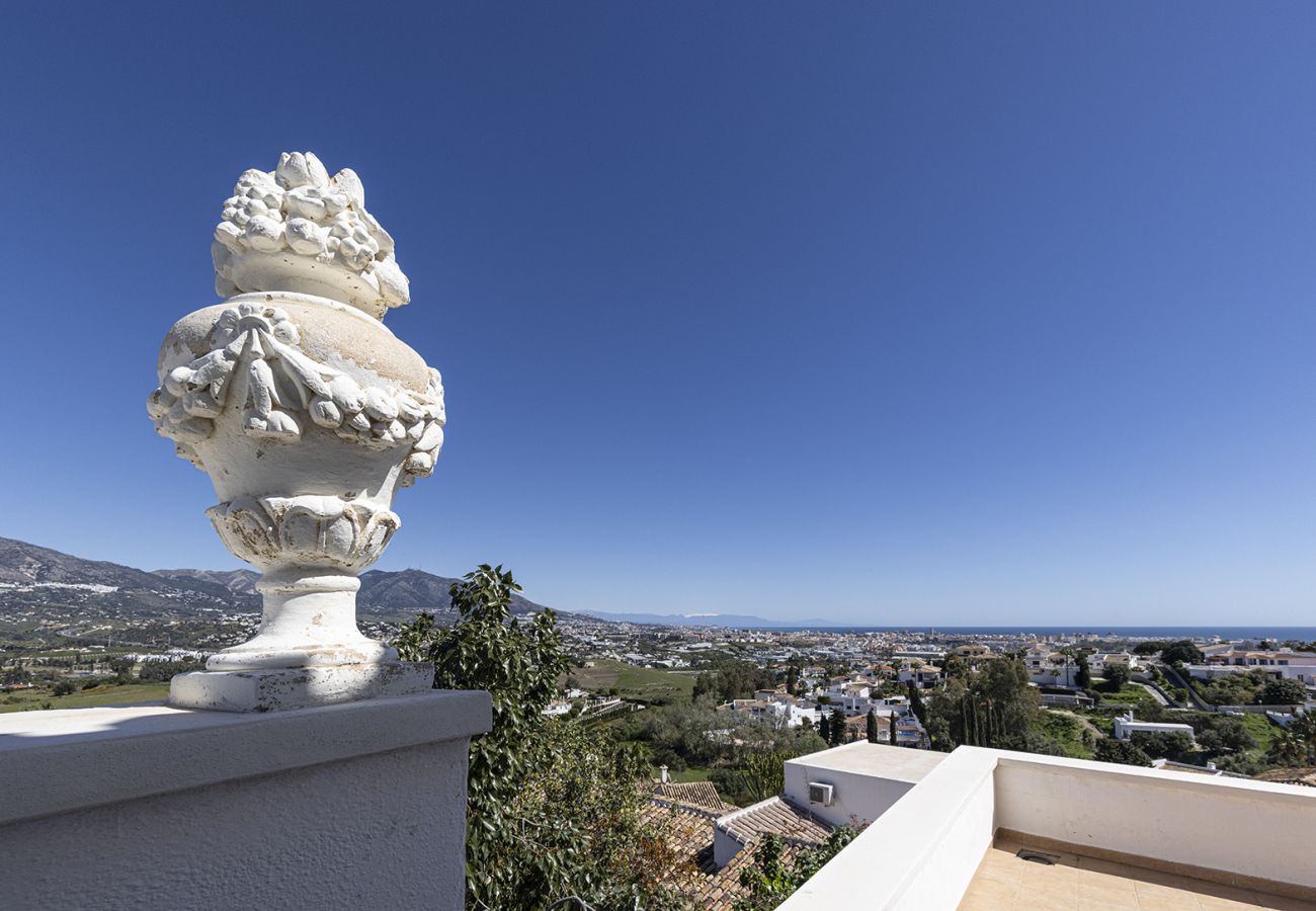 Villa in Mijas Costa - Sea Views Villa La Rosa 5 Bed 4 Bath & Heated Pool