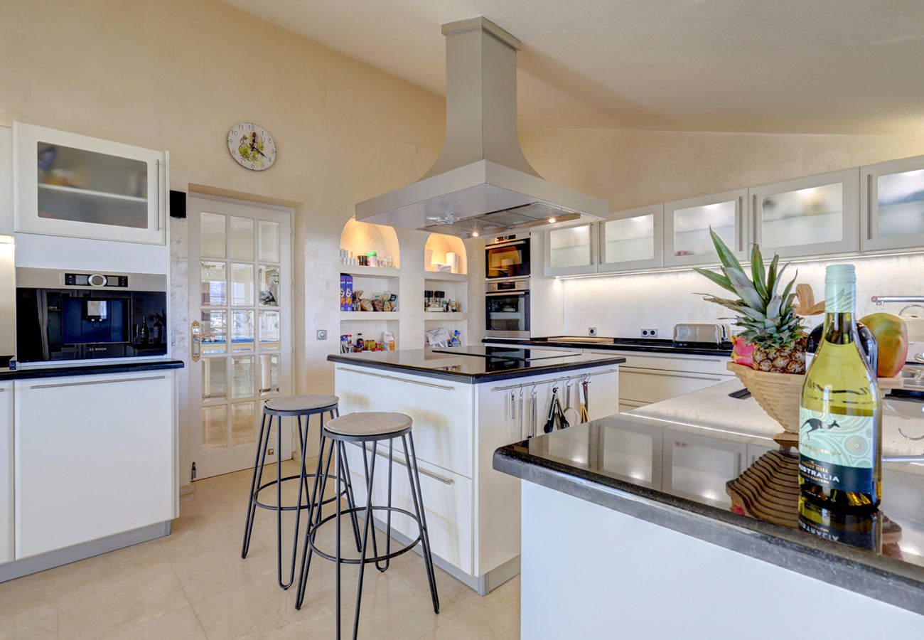 Villa in Mijas Costa - Sea Views Villa La Rosa 5 Bed 4 Bath & Heated Pool