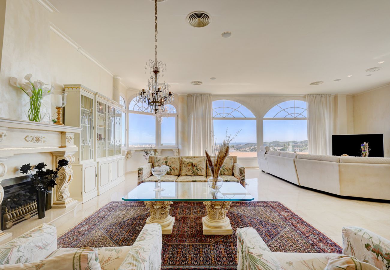 Villa in Mijas Costa - Sea Views Villa La Rosa 5 Bed 4 Bath & Heated Pool