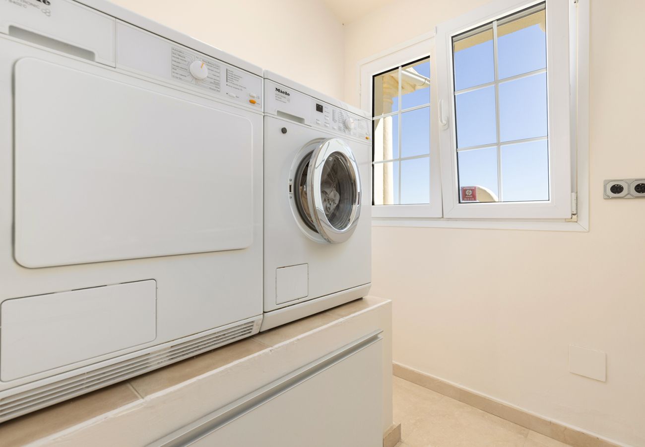 Villa in Mijas Costa - Sea Views Villa La Rosa 5 Bed 4 Bath & Heated Pool