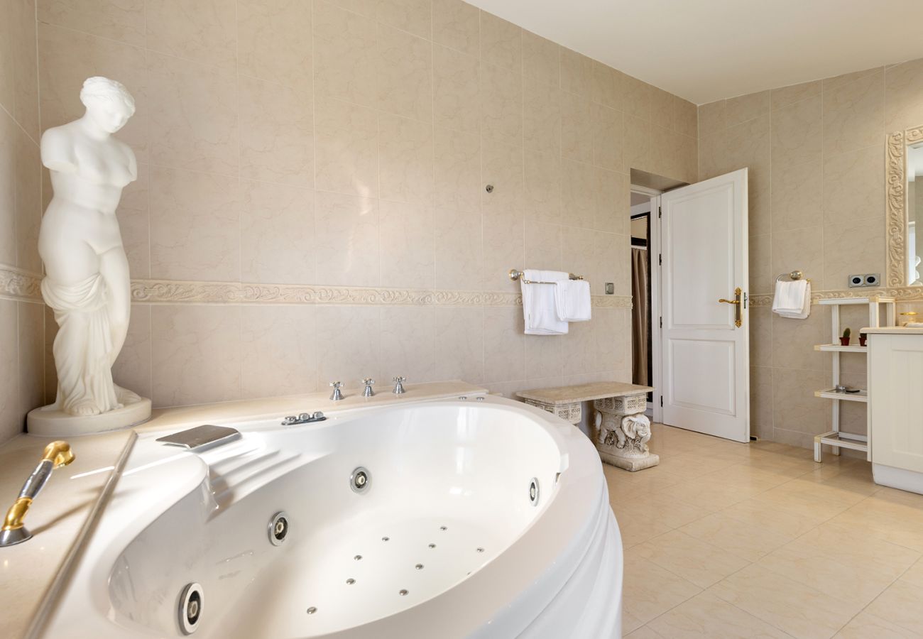 Villa in Mijas Costa - Sea Views Villa La Rosa 5 Bed 4 Bath & Heated Pool