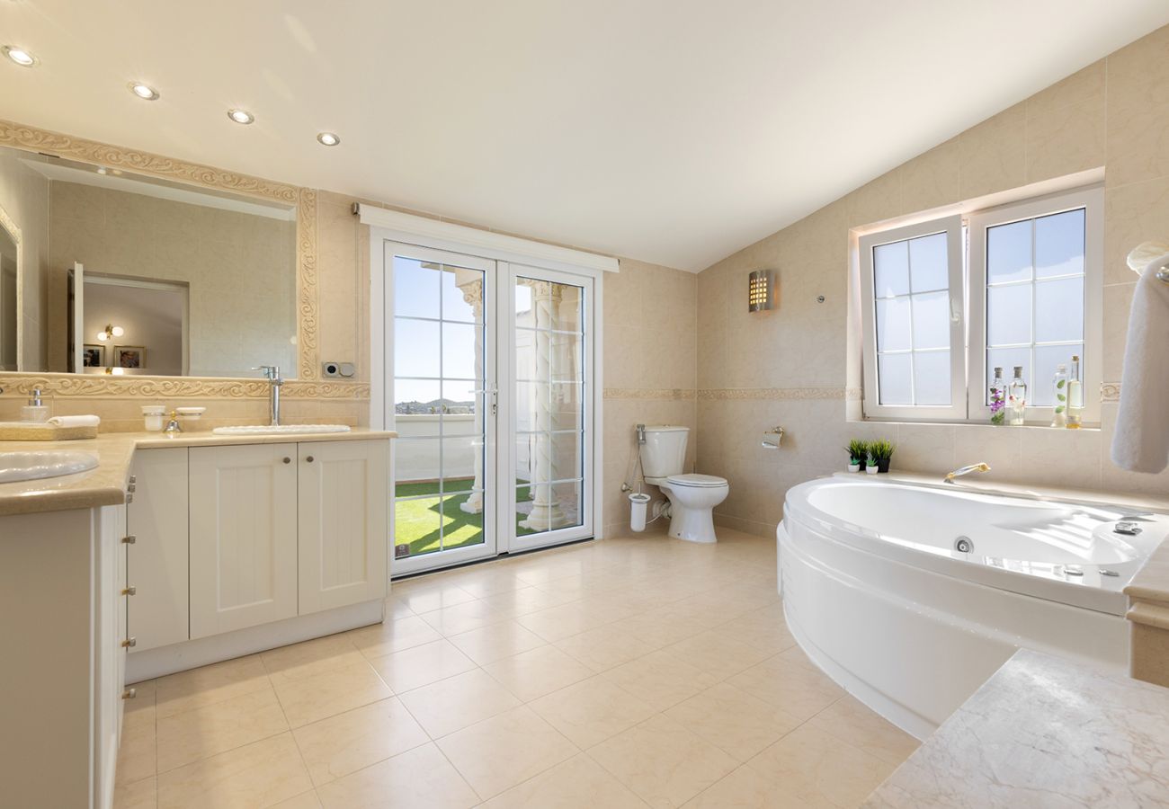 Villa in Mijas Costa - Sea Views Villa La Rosa 5 Bed 4 Bath & Heated Pool
