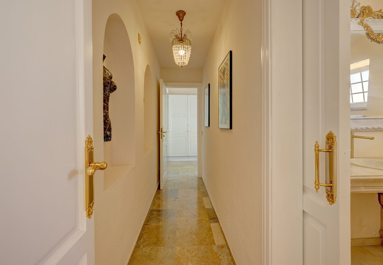 Villa in Mijas Costa - Sea Views Villa La Rosa 5 Bed 4 Bath & Heated Pool