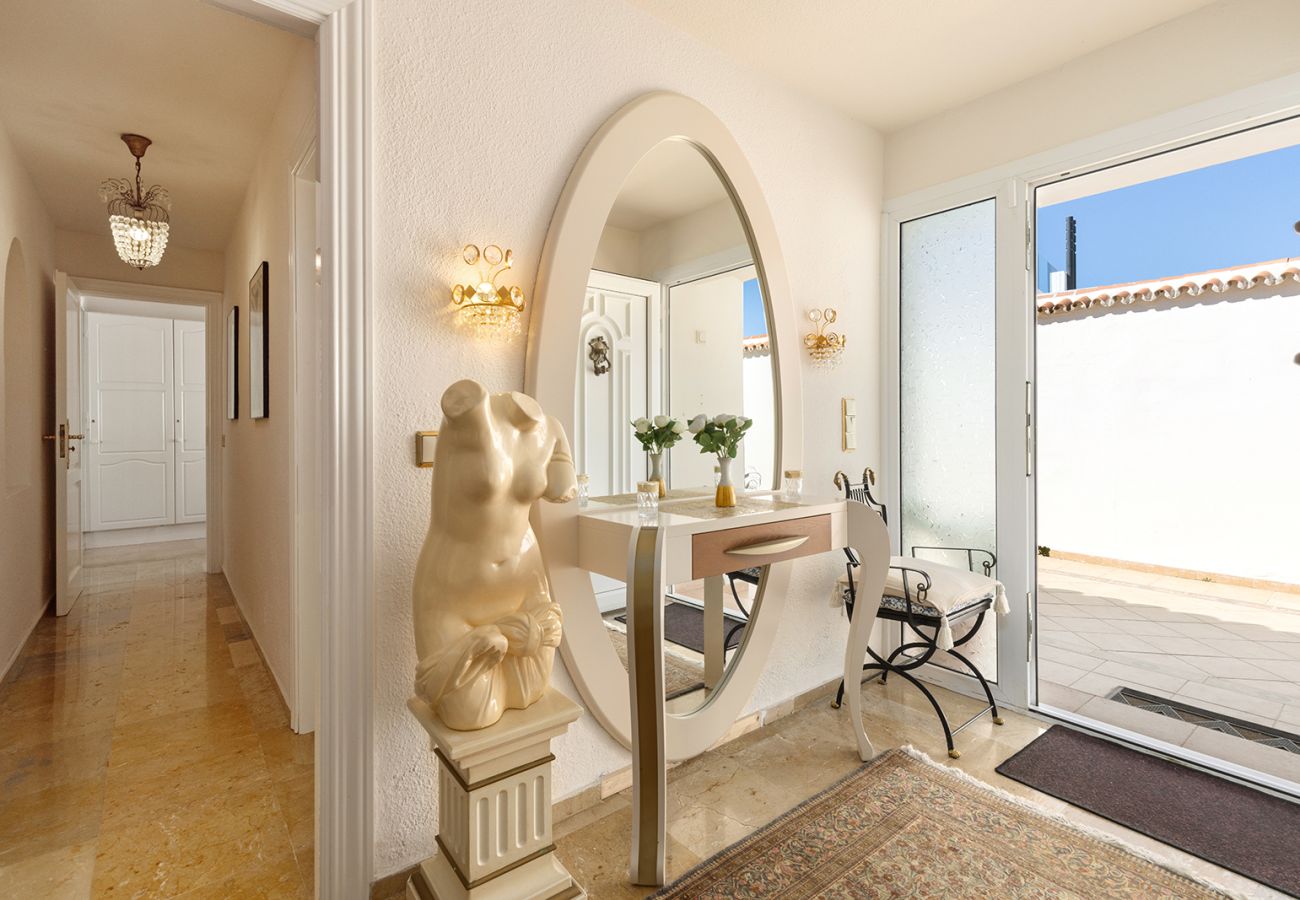 Villa in Mijas Costa - Sea Views Villa La Rosa 5 Bed 4 Bath & Heated Pool