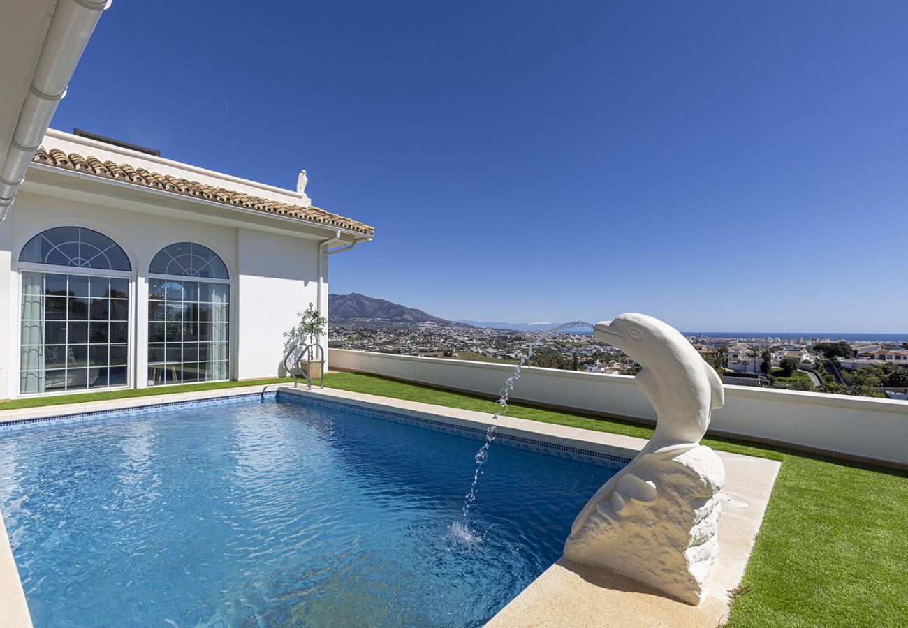Villa in Mijas Costa - Sea Views Villa La Rosa 5 Bed 4 Bath & Heated Pool