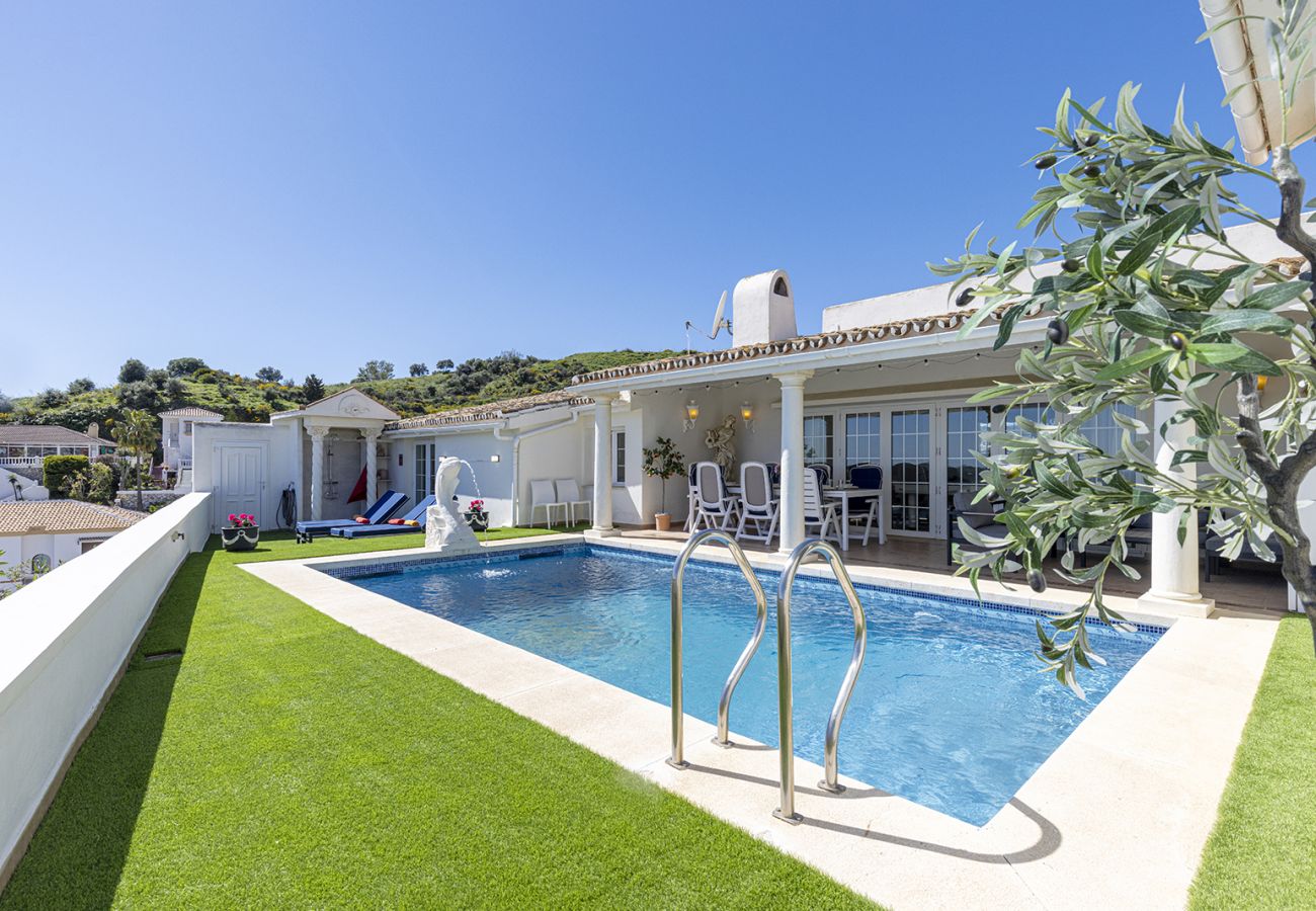 Villa in Mijas Costa - Sea Views Villa La Rosa 5 Bed 4 Bath & Heated Pool