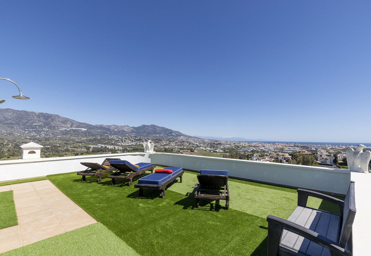 Villa in Mijas Costa - Sea Views Villa La Rosa 5 Bed 4 Bath & Heated Pool
