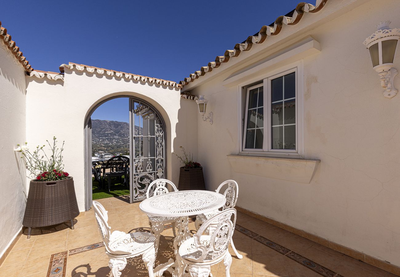 Villa in Mijas Costa - Sea Views Villa La Rosa 5 Bed 4 Bath & Heated Pool