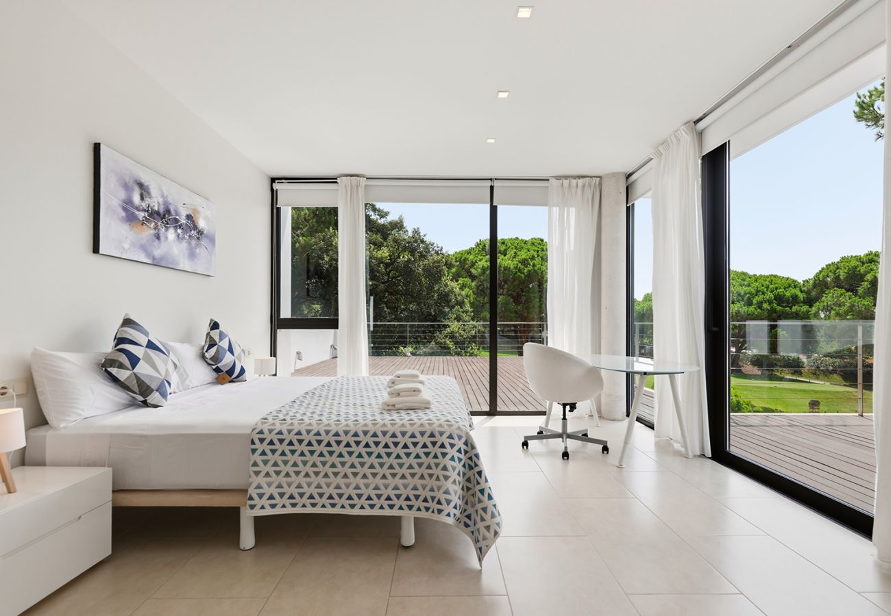 Villa in Marbella - Stylish 5 Bed Villa With Private Infinity Pool