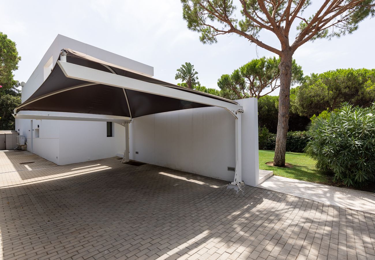 Villa in Marbella - Stylish 5 Bed Villa With Private Infinity Pool