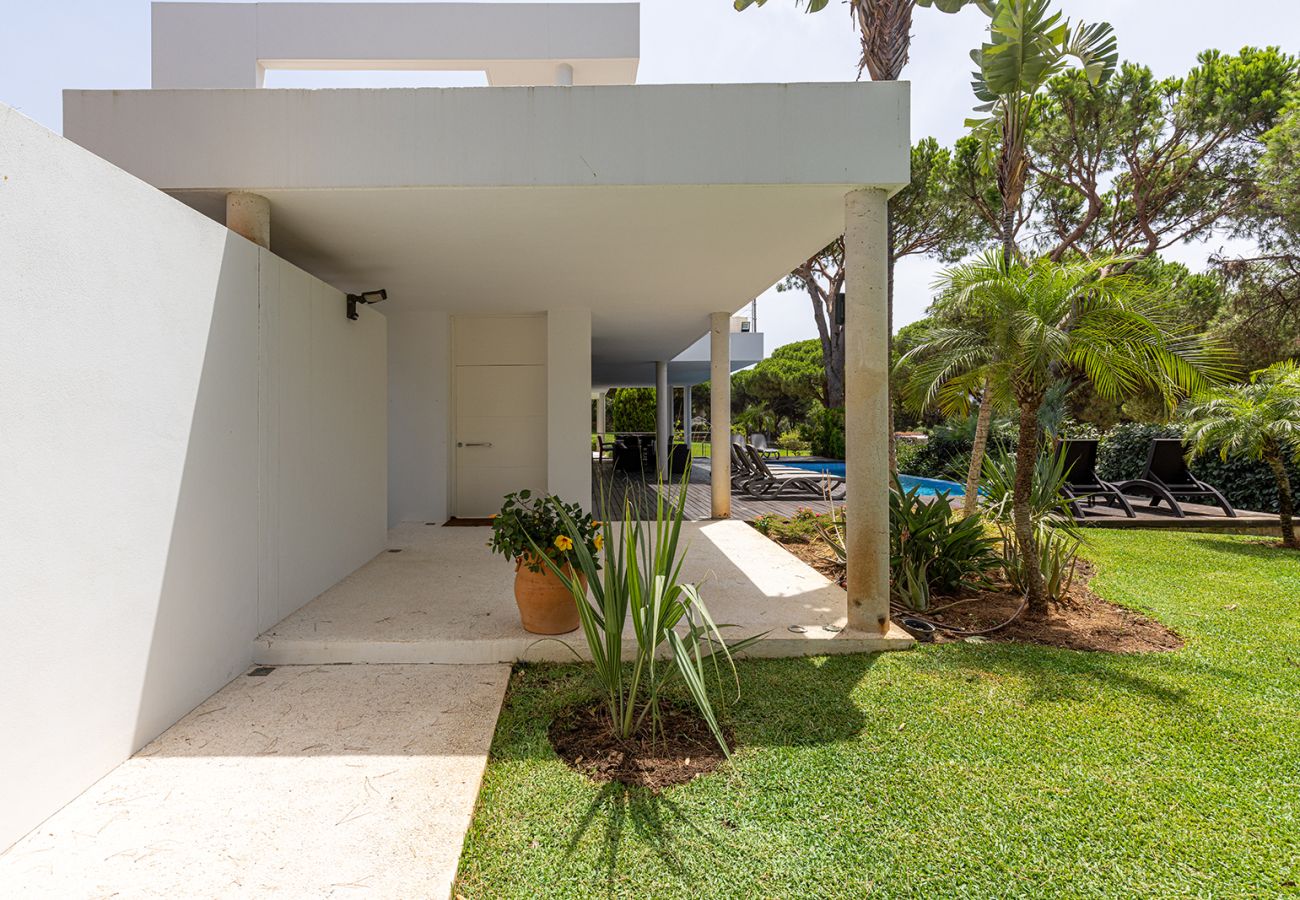 Villa in Marbella - Stylish 5 Bed Villa With Private Infinity Pool