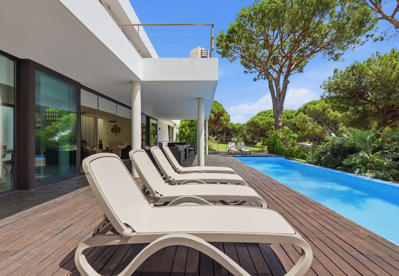 Villa in Marbella - Stylish 5 Bed Villa With Private Infinity Pool