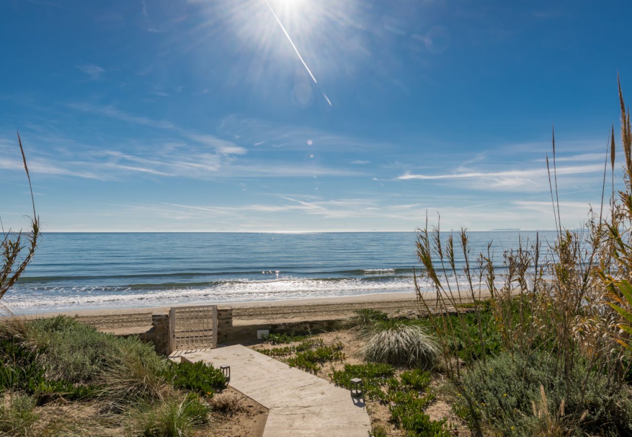 Villa/Dettached house in Marbella - Modern Beachfront Luxury – Villa in Marbella East
