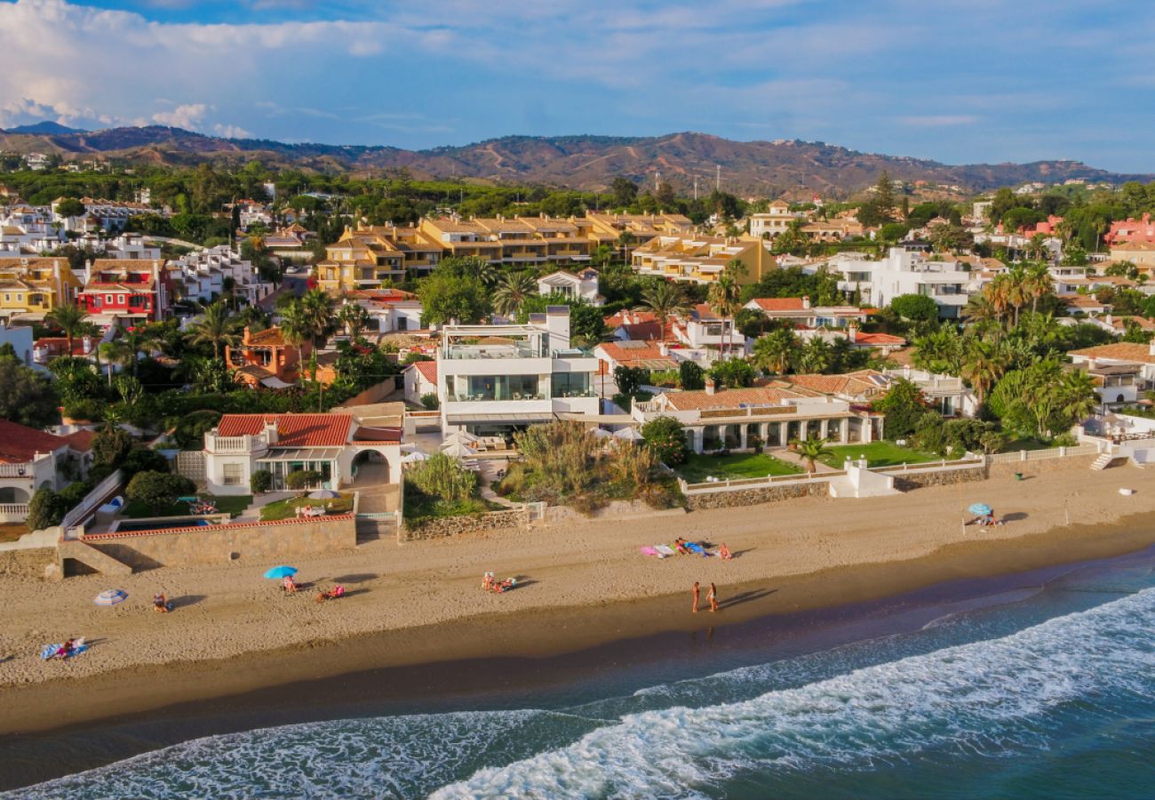 Villa/Dettached house in Marbella - Modern Beachfront Luxury – Villa in Marbella East