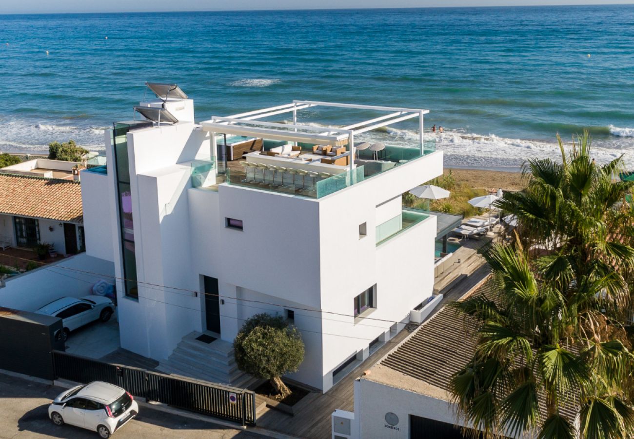 Villa/Dettached house in Marbella - Modern Beachfront Luxury – Villa in Marbella East