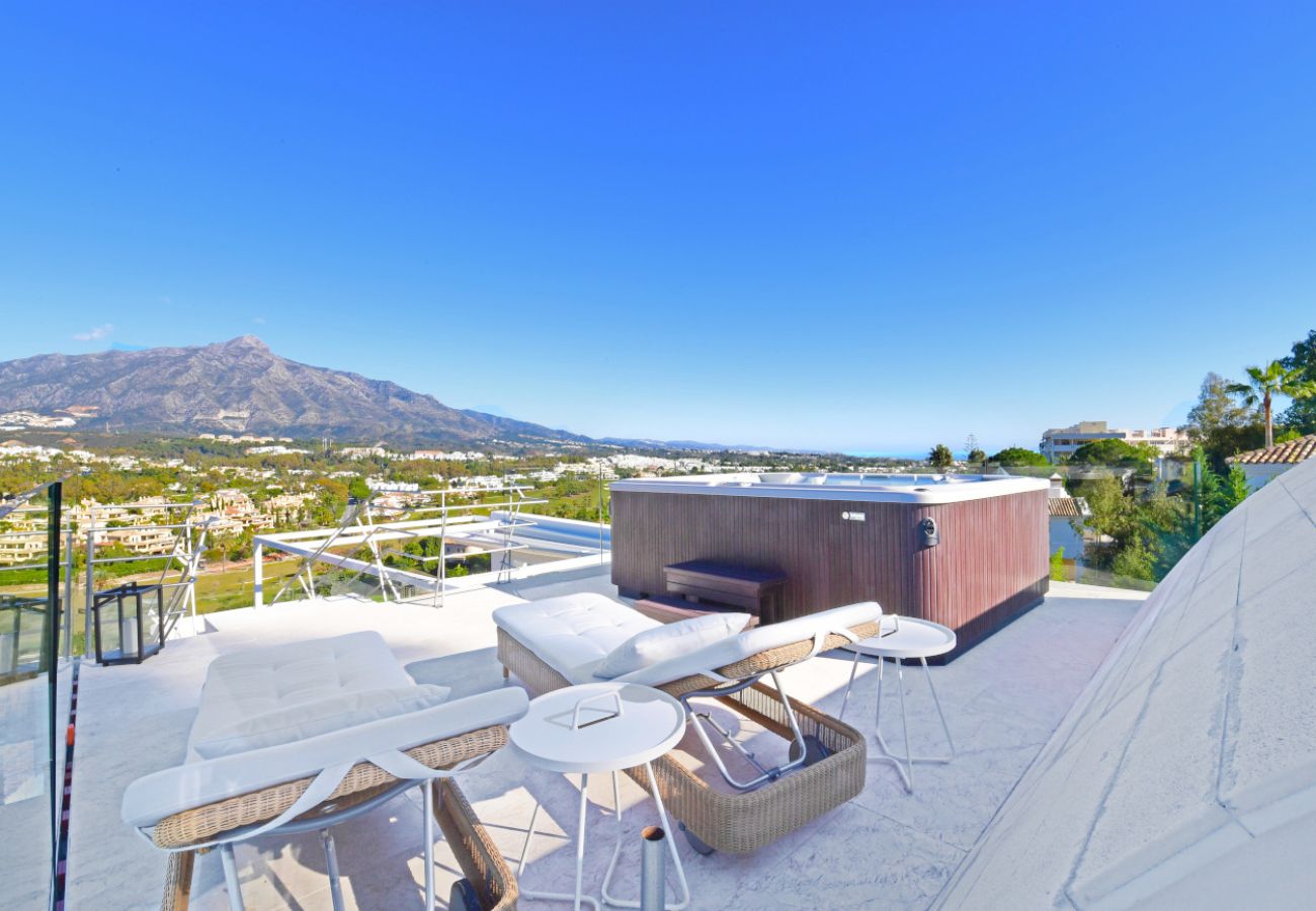 Villa/Dettached house in Marbella - 7-Bedroom Designer Villa - Nueva Andalucía Golf