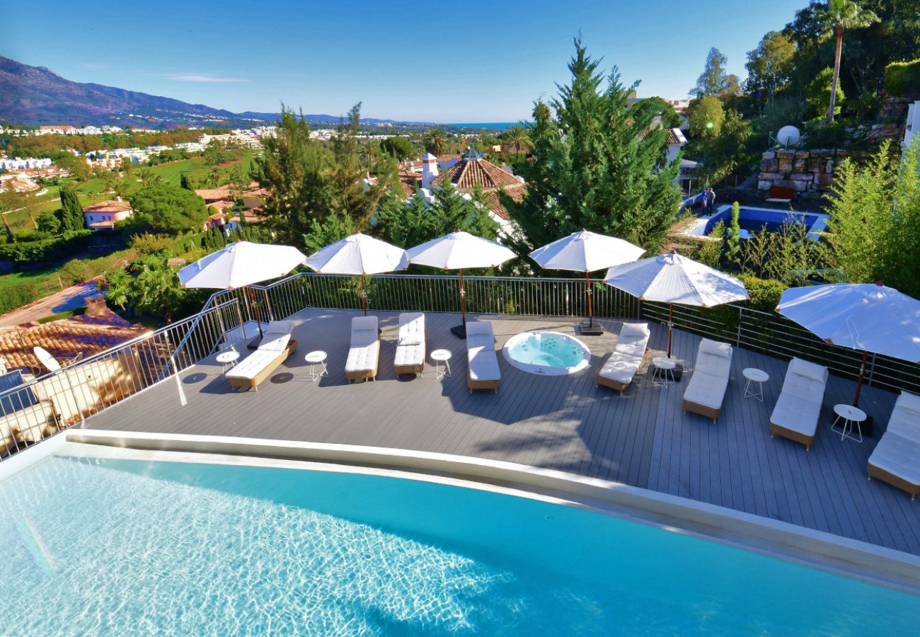 Villa/Dettached house in Marbella - 7-Bedroom Designer Villa - Nueva Andalucía Golf