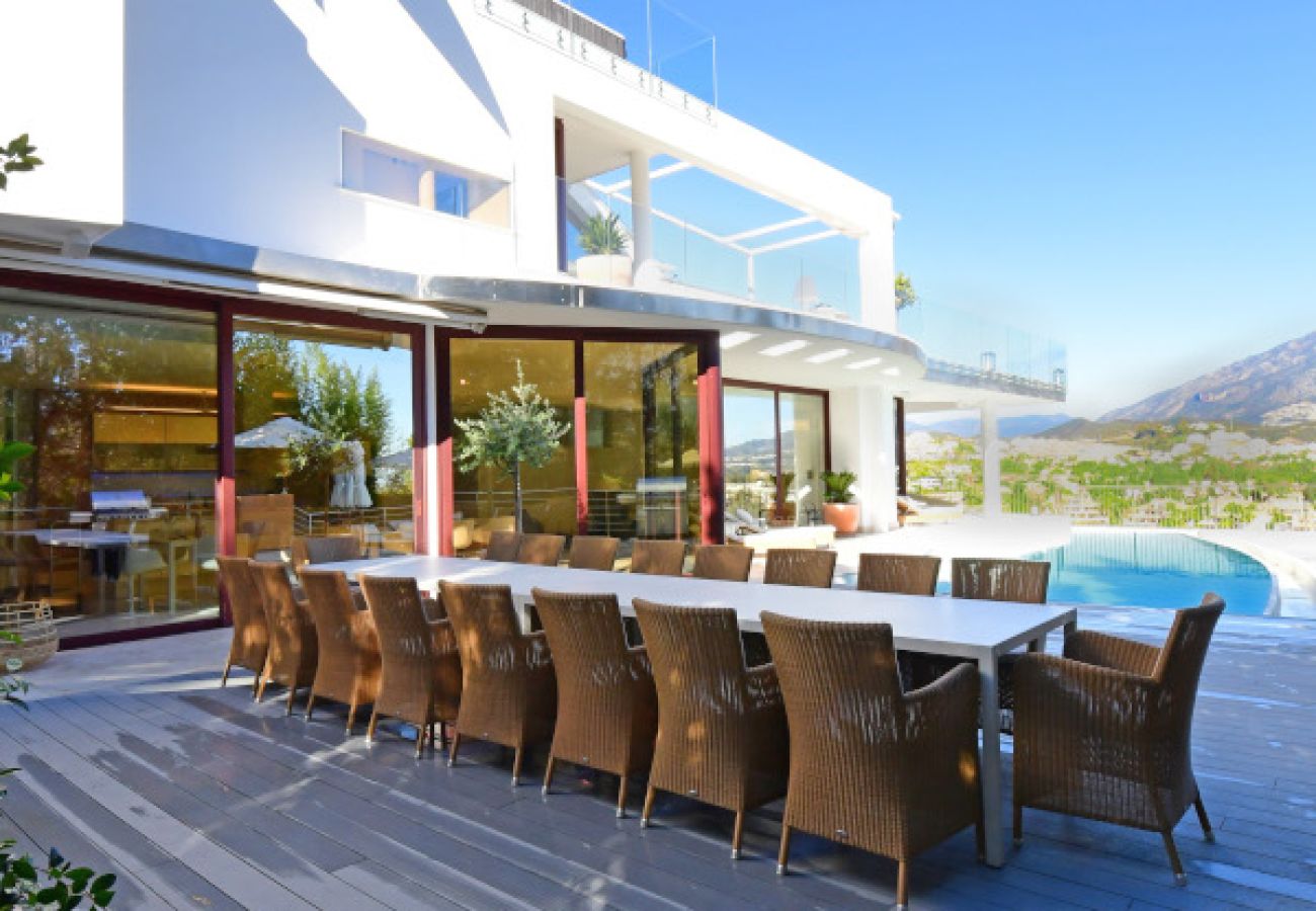 Villa/Dettached house in Marbella - 7-Bedroom Designer Villa - Nueva Andalucía Golf
