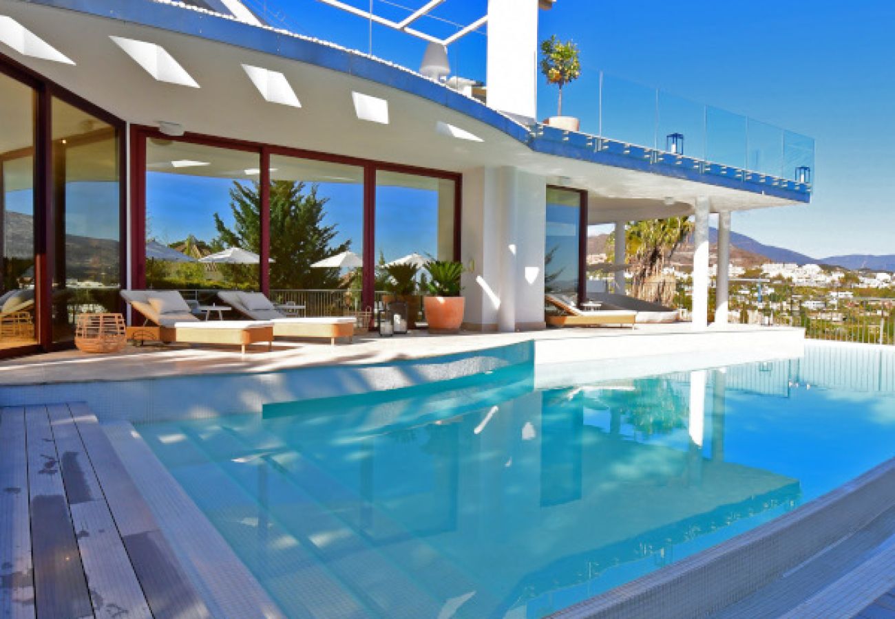 Villa/Dettached house in Marbella - 7-Bedroom Designer Villa - Nueva Andalucía Golf