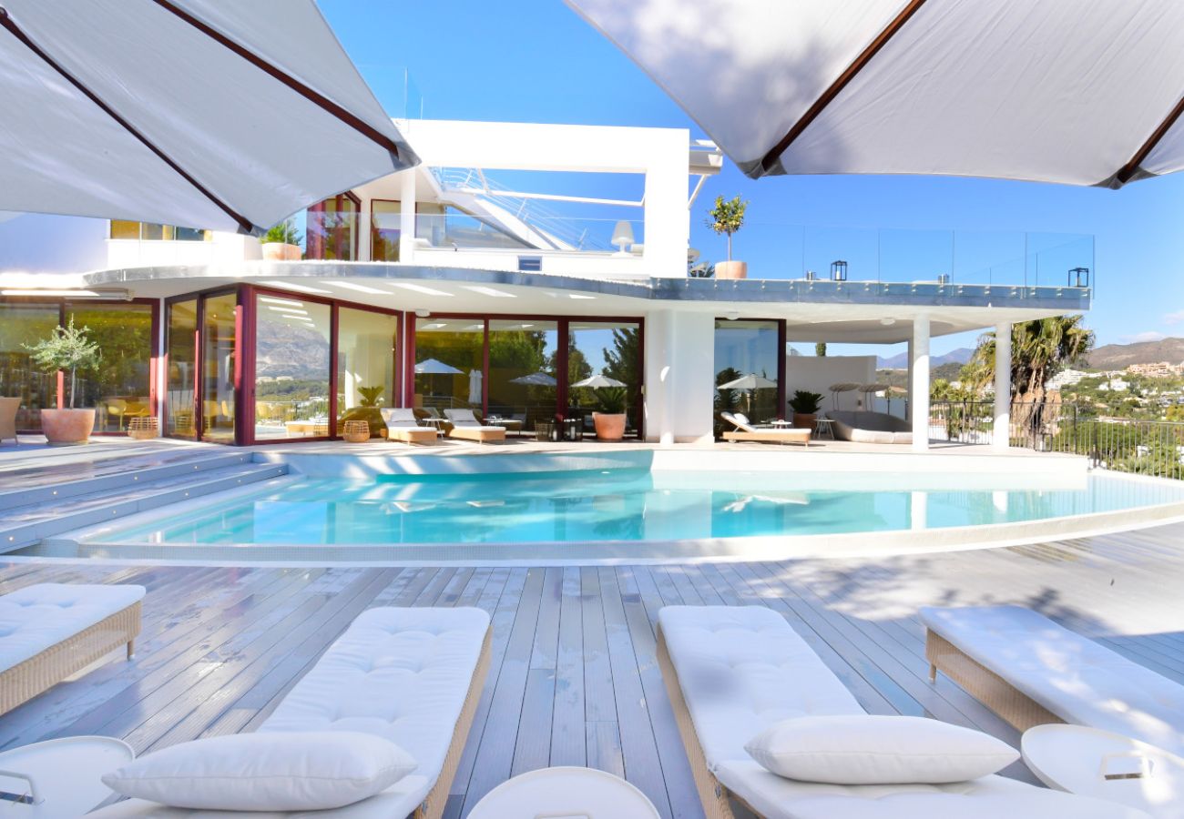 Villa/Dettached house in Marbella - 7-Bedroom Designer Villa - Nueva Andalucía Golf