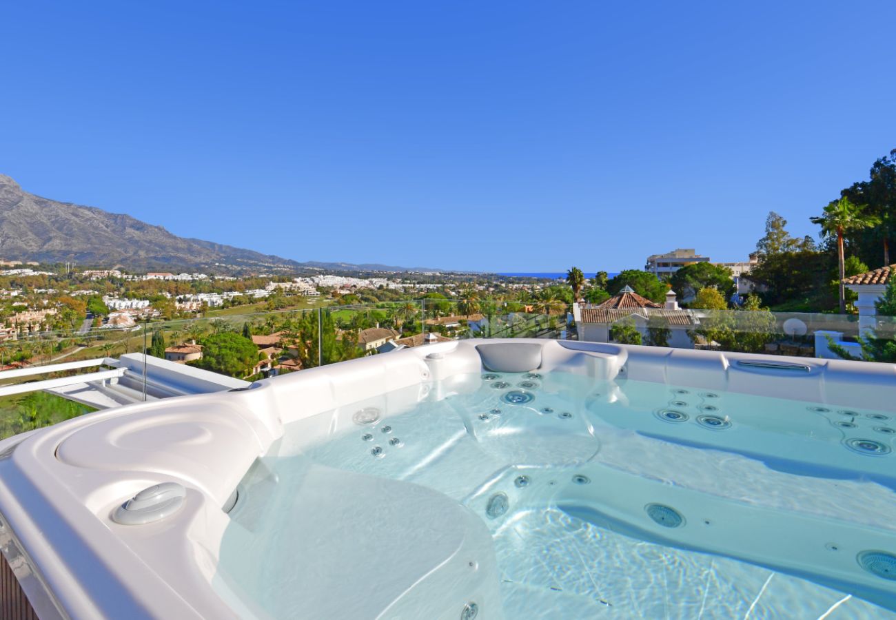 Villa/Dettached house in Marbella - 7-Bedroom Designer Villa - Nueva Andalucía Golf