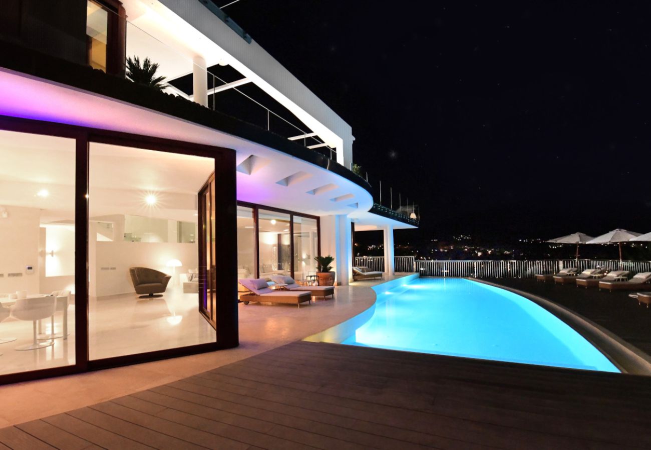 Villa/Dettached house in Marbella - 7-Bedroom Designer Villa - Nueva Andalucía Golf