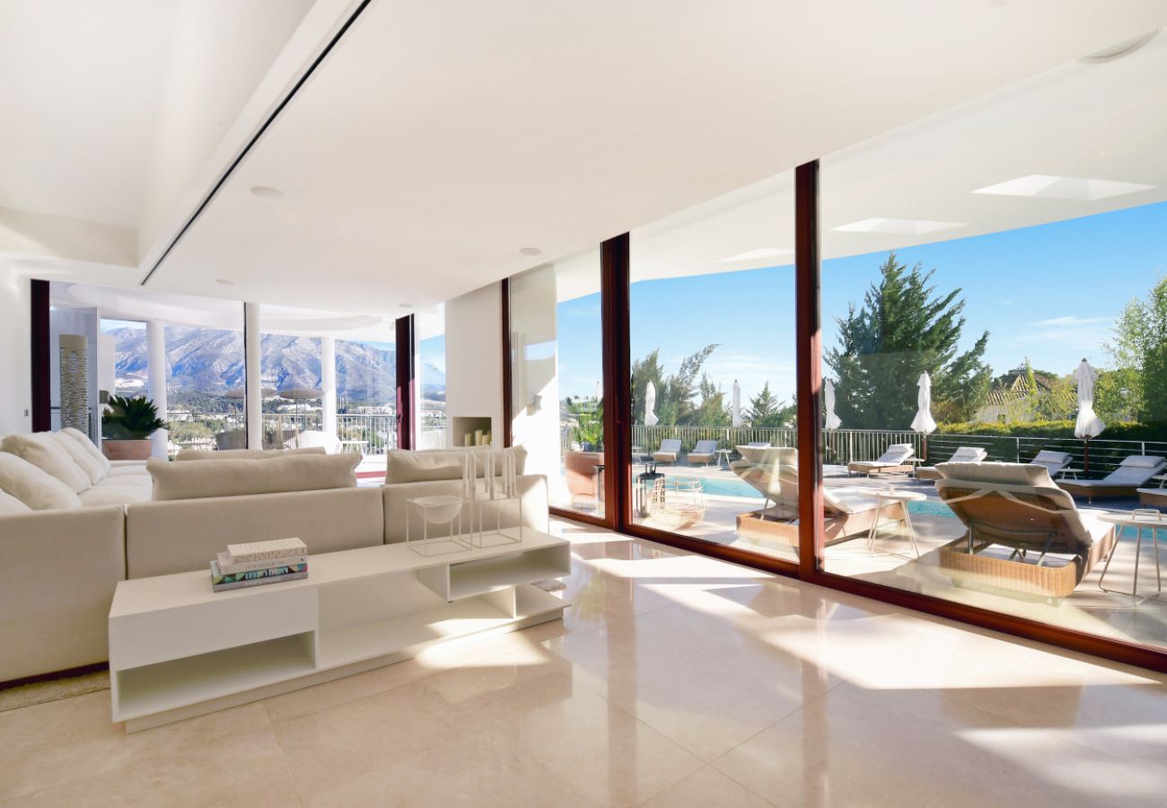 Villa/Dettached house in Marbella - 7-Bedroom Designer Villa - Nueva Andalucía Golf