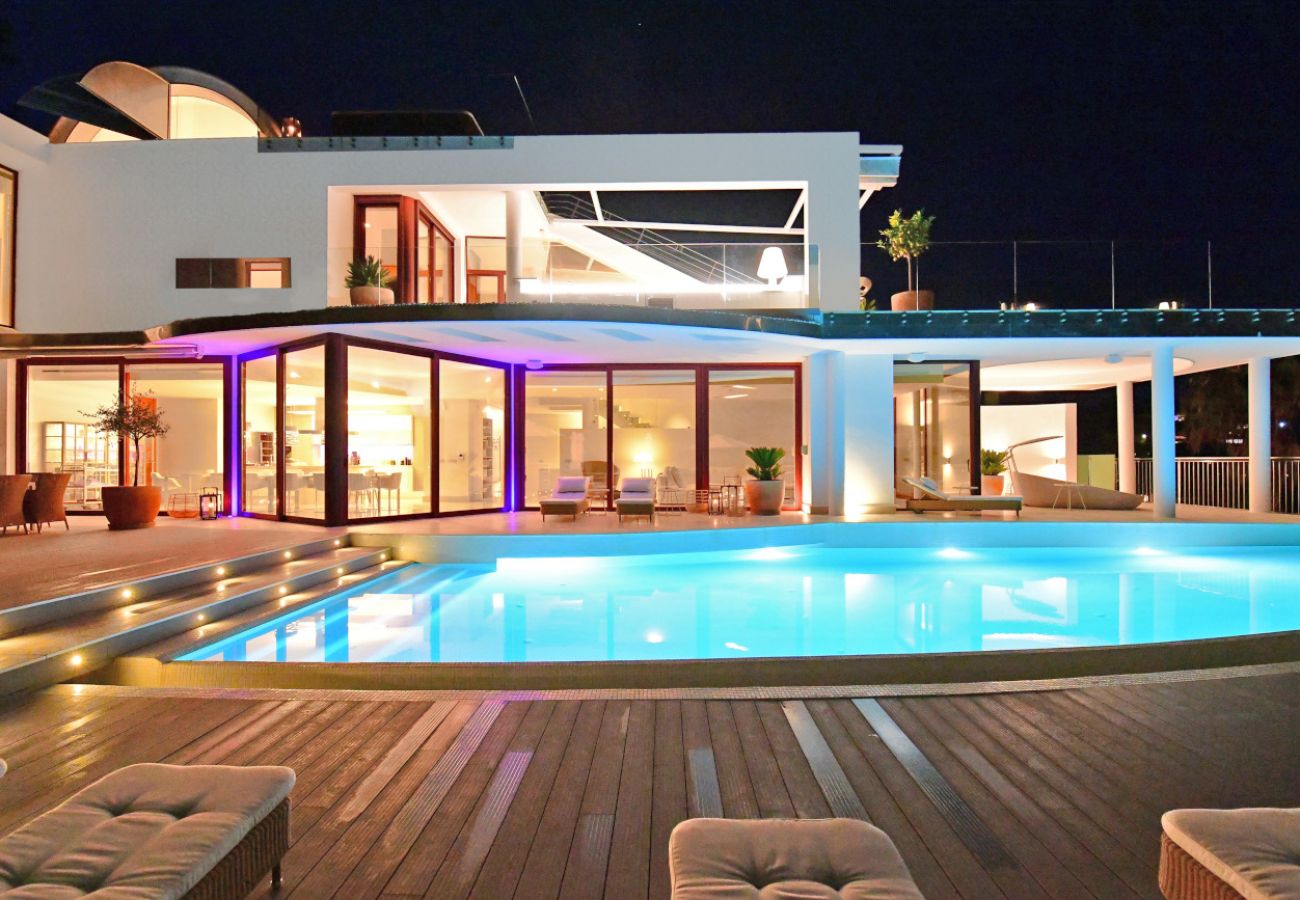 Villa/Dettached house in Marbella - 7-Bedroom Designer Villa - Nueva Andalucía Golf