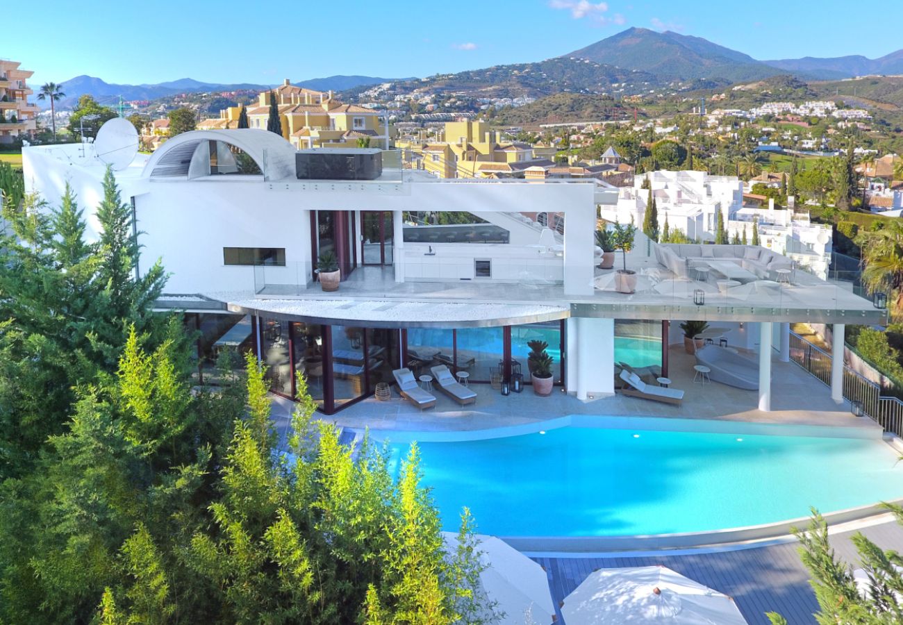 Villa/Dettached house in Marbella - 7-Bedroom Designer Villa - Nueva Andalucía Golf