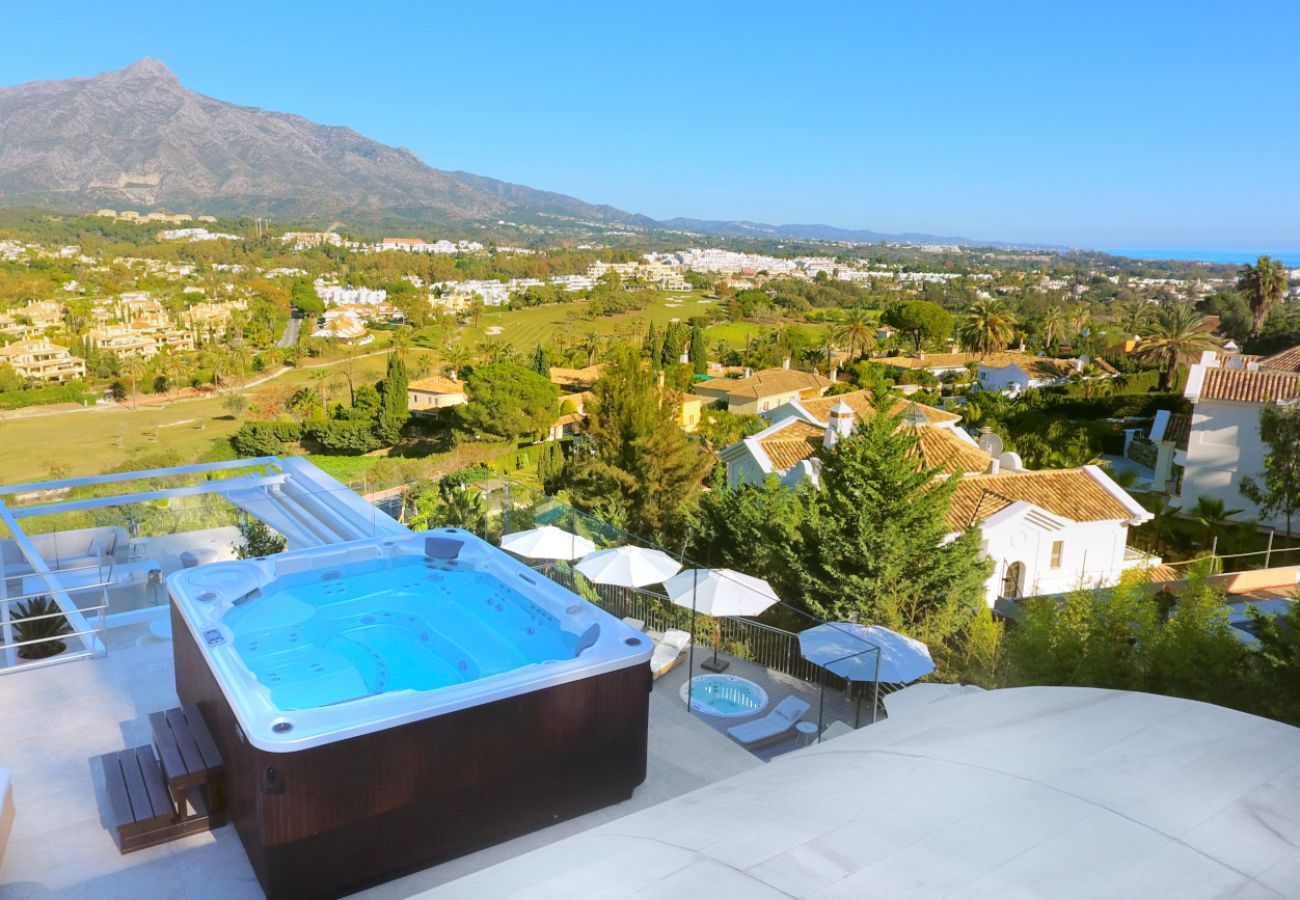 Villa/Dettached house in Marbella - 7-Bedroom Designer Villa - Nueva Andalucía Golf