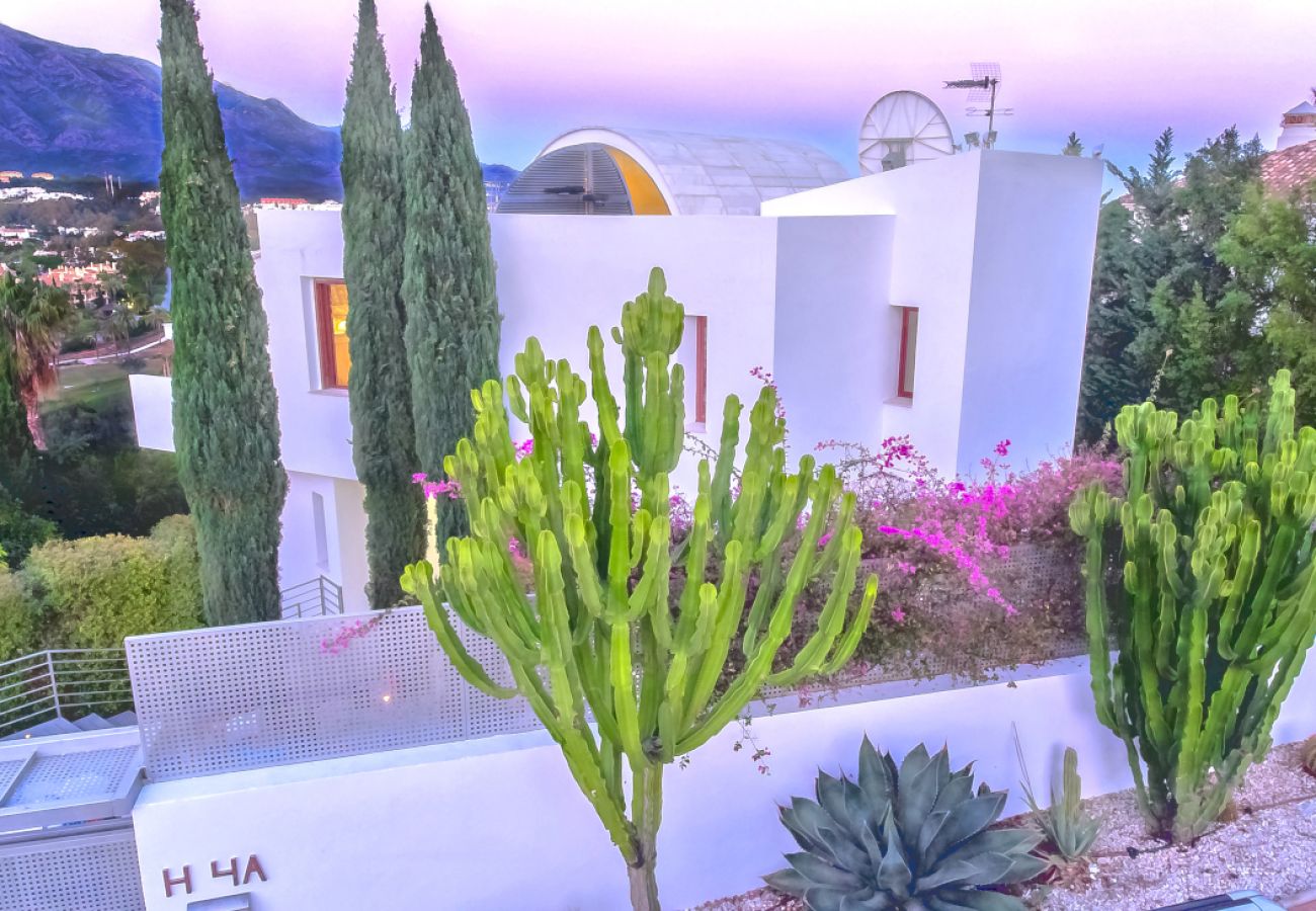 Villa/Dettached house in Marbella - 7-Bedroom Designer Villa - Nueva Andalucía Golf