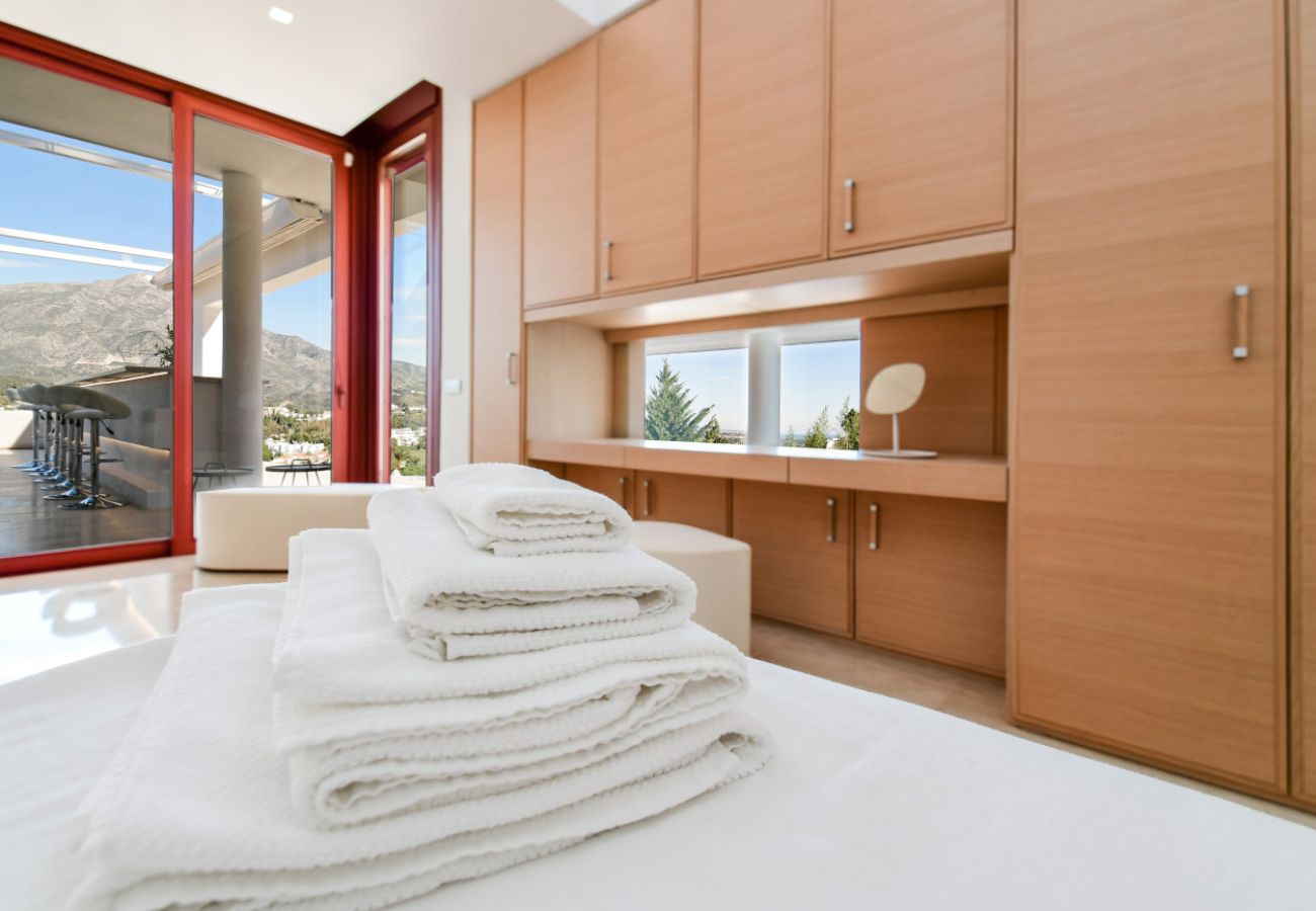 Villa/Dettached house in Marbella - 7-Bedroom Designer Villa - Nueva Andalucía Golf