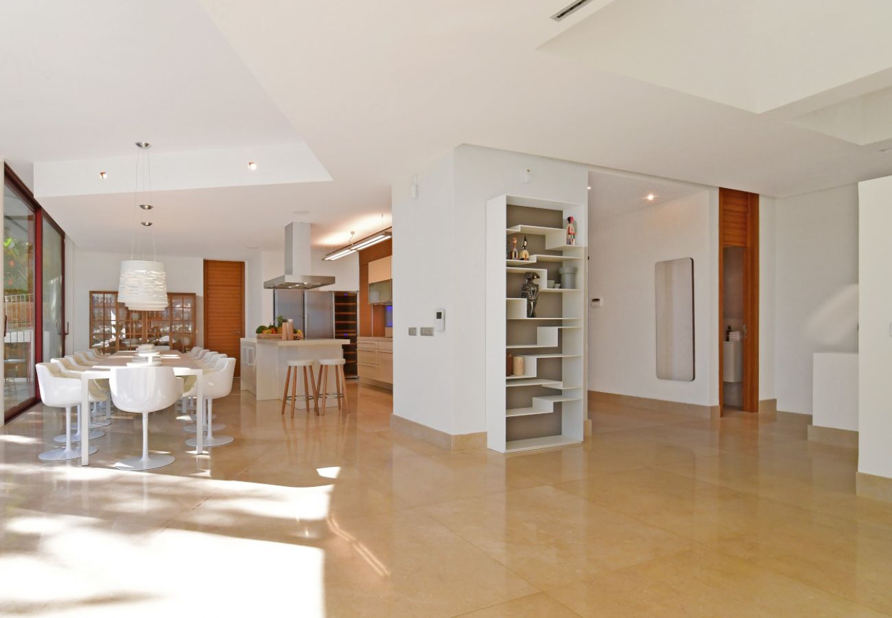 Villa/Dettached house in Marbella - 7-Bedroom Designer Villa - Nueva Andalucía Golf