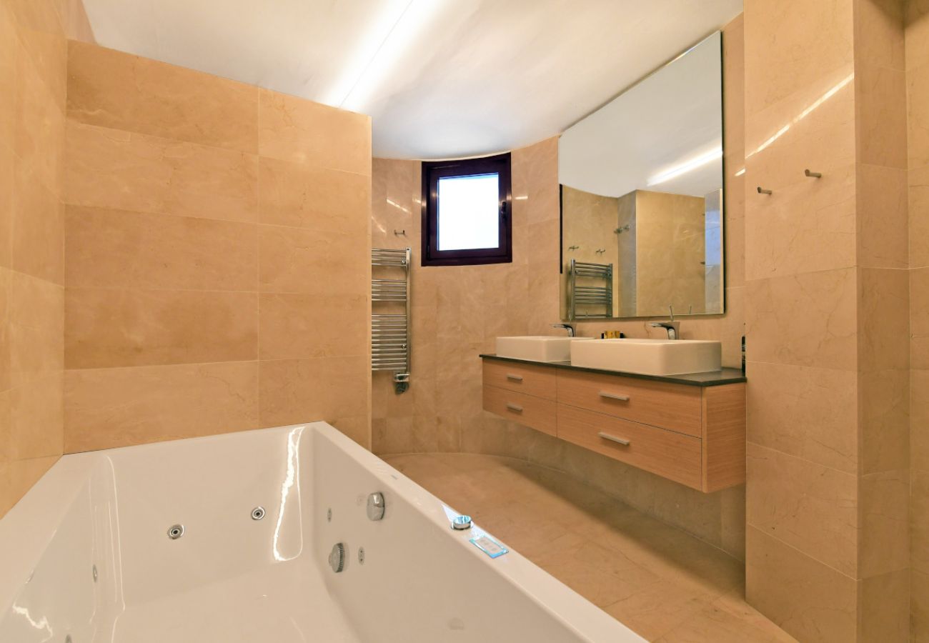 Villa/Dettached house in Marbella - 7-Bedroom Designer Villa - Nueva Andalucía Golf