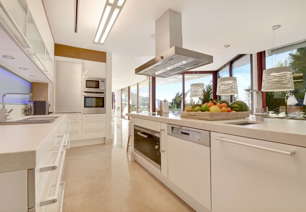 Villa/Dettached house in Marbella - 7-Bedroom Designer Villa - Nueva Andalucía Golf