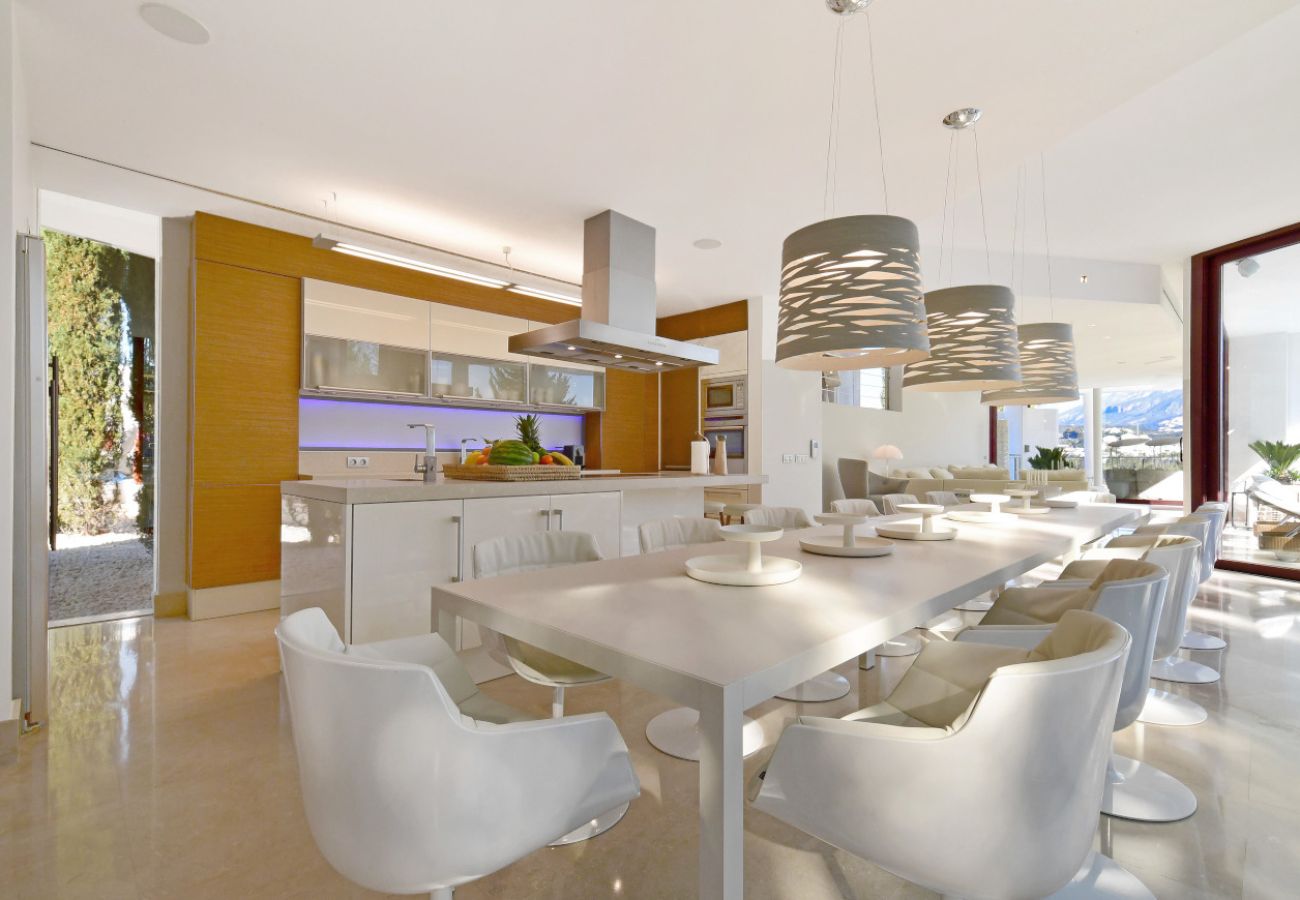 Villa/Dettached house in Marbella - 7-Bedroom Designer Villa - Nueva Andalucía Golf