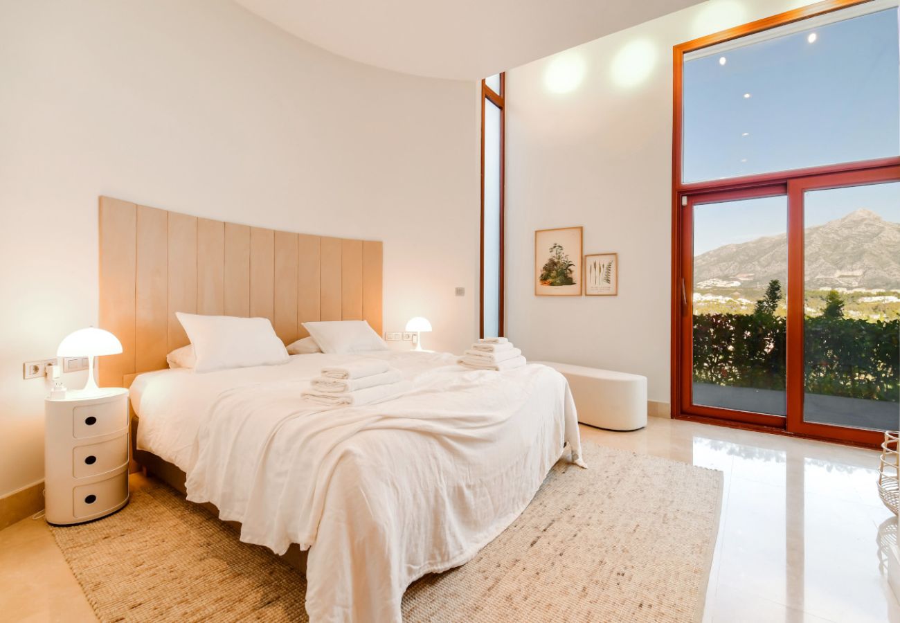 Villa/Dettached house in Marbella - 7-Bedroom Designer Villa - Nueva Andalucía Golf